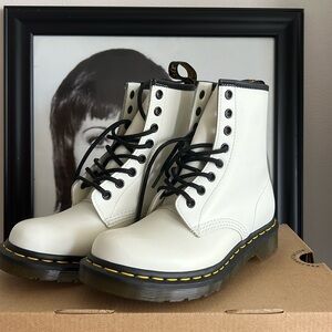 WHITE AIRWAVES DR MARTENS SIZE 6 - BRAND NEW